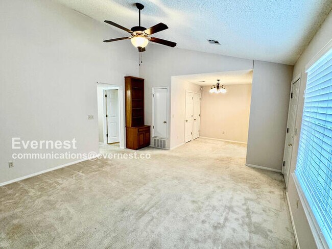 Building Photo - Lovely 2-Bedroom Home with Modern comforts...