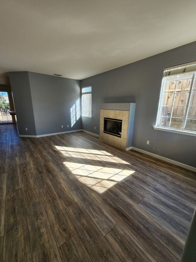 Building Photo - Gorgeous 4 Bed, 2 Bath Home with Large Garage and Fenced Backyard