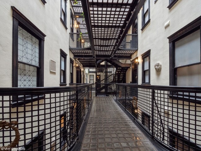 Building Photo - 2800 N Pine Grove Ave