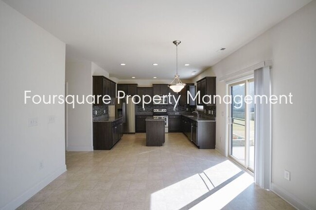 Building Photo - Spacious Single-Family Home with Open Floor Plan, Loft & Two-Car Garage – In the Popular Arrowhea...