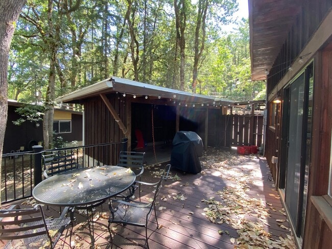 Building Photo - ALL UTILITIES INCLUDED! ~ 3 Bedroom 1 Bath