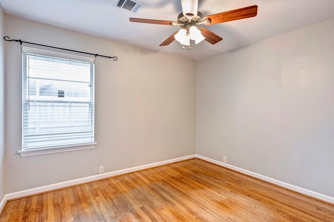 Building Photo - 1135 W 31st St