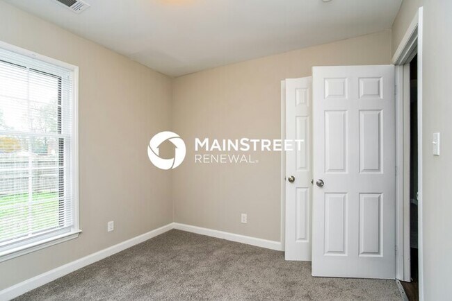 Building Photo - 3 Bedroom Pet-Friendly Home in Charlotte, NC with Main Street Renewal