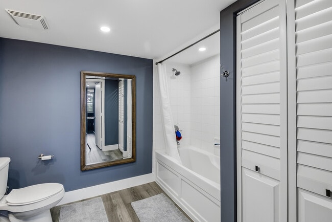 Building Photo - 520 SE 5 Ave