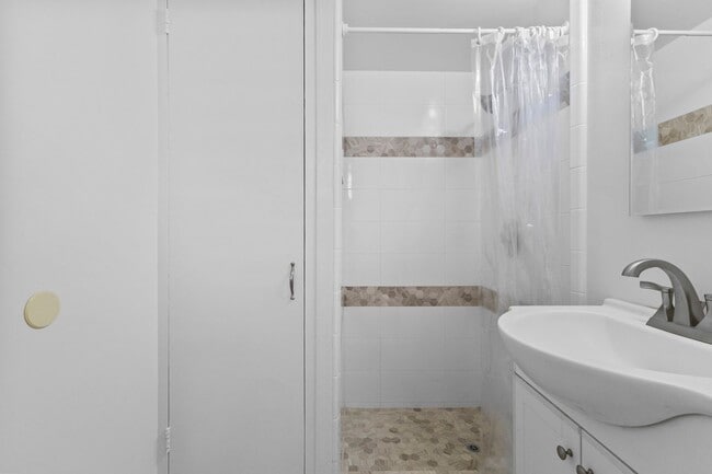 Building Photo - Furnished 18th-floor studio at Ala Wai Tow...