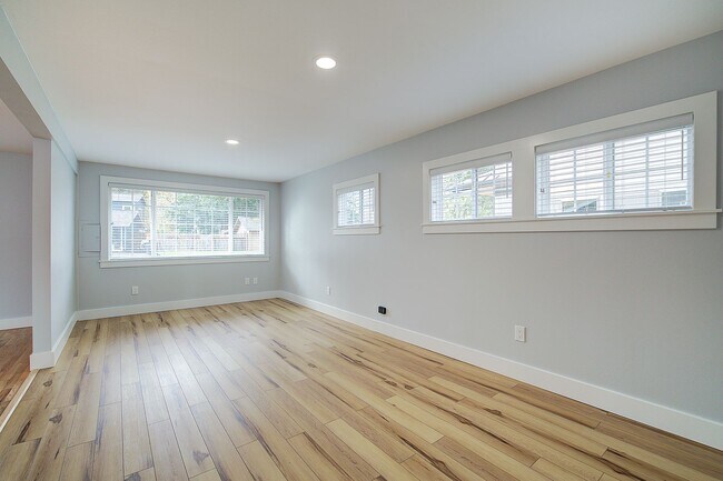 Building Photo - 3Bd/1.5Ba Bellevue House