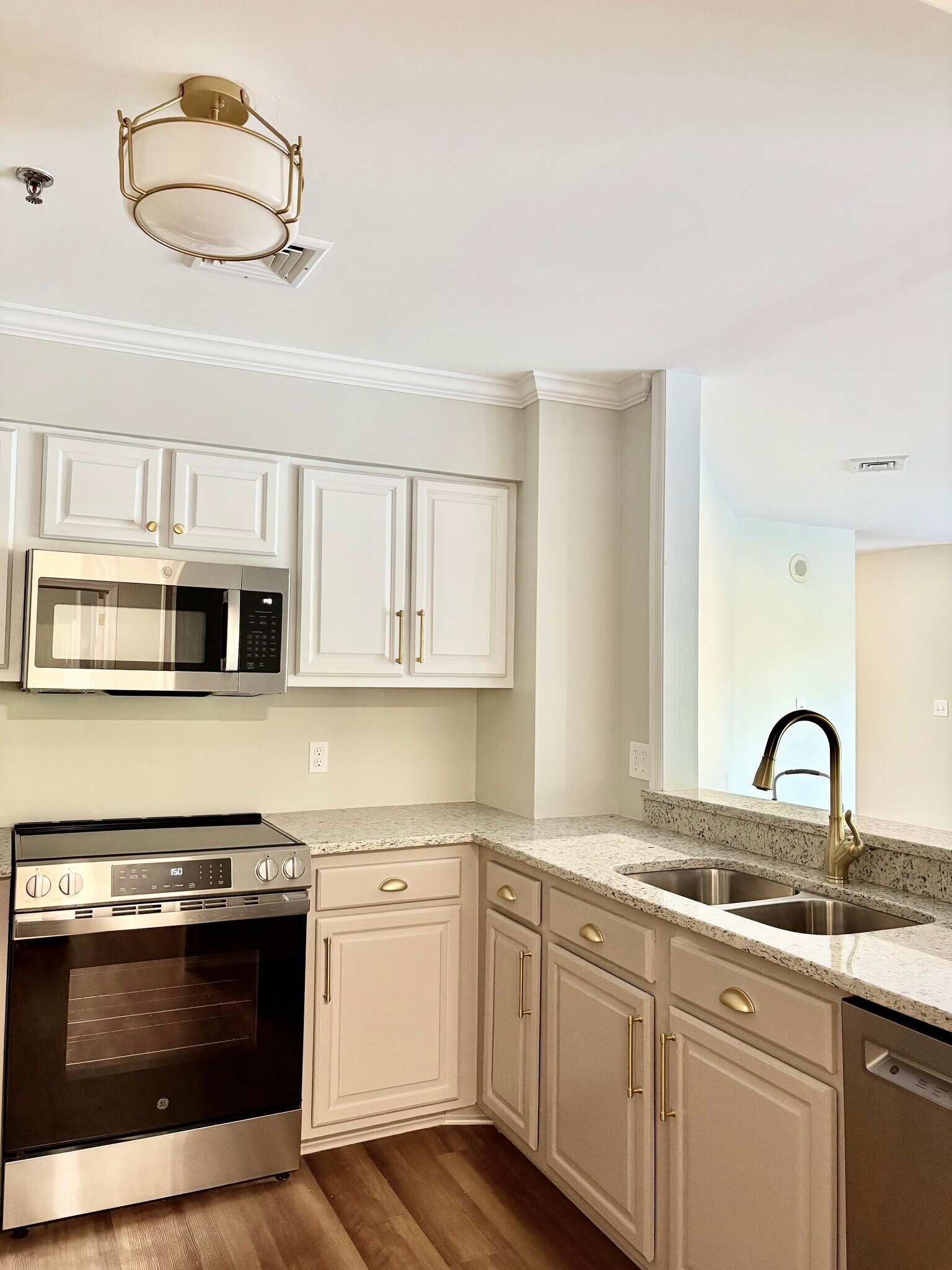 Newly renovated kitchen - 100 Sunset Blvd