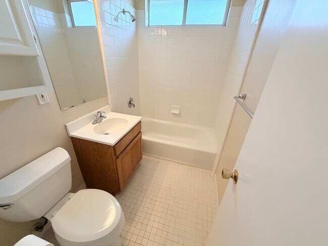 Building Photo - Charming Petaluma Home with Expansive Backyard