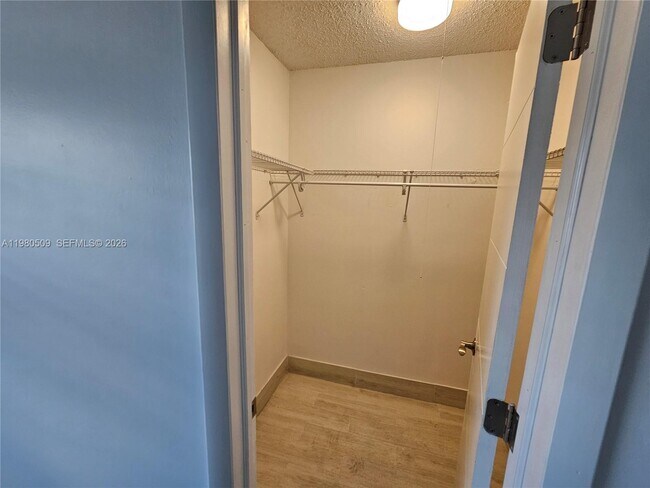 Building Photo - 4621 SW 33rd Ave