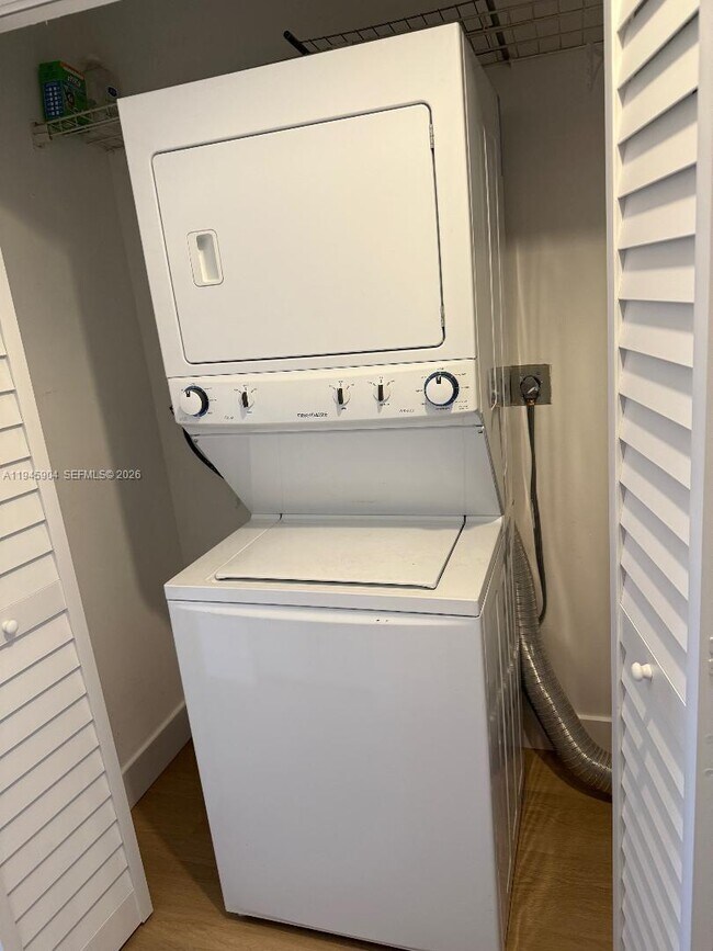 Building Photo - 1045 SW 122nd Ct