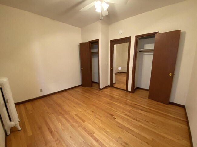 Building Photo - 1 Bed 1 Bath Historic Preserved Douglas Apartments in Desirable Lowry Hill Available Now!