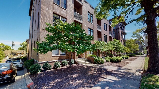 Building Photo - 1706 18th Ave S