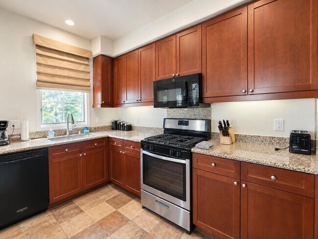 Building Photo - 48657 Classic Dr