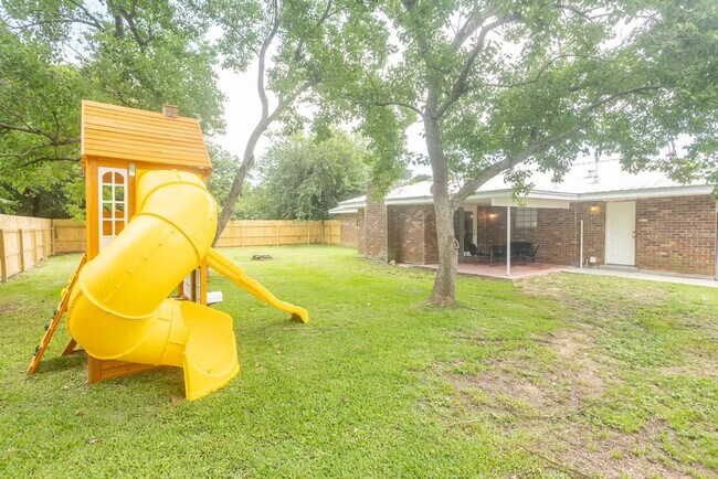 Building Photo - 4070 Arbutus Dr