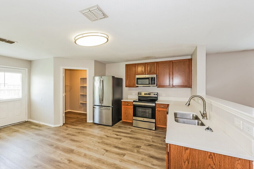 Building Photo - 1104 W Cottonwood Dr