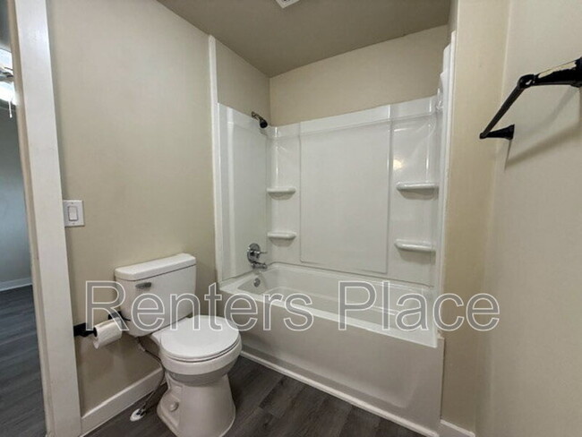 Building Photo - 414 N Oseuma Ave