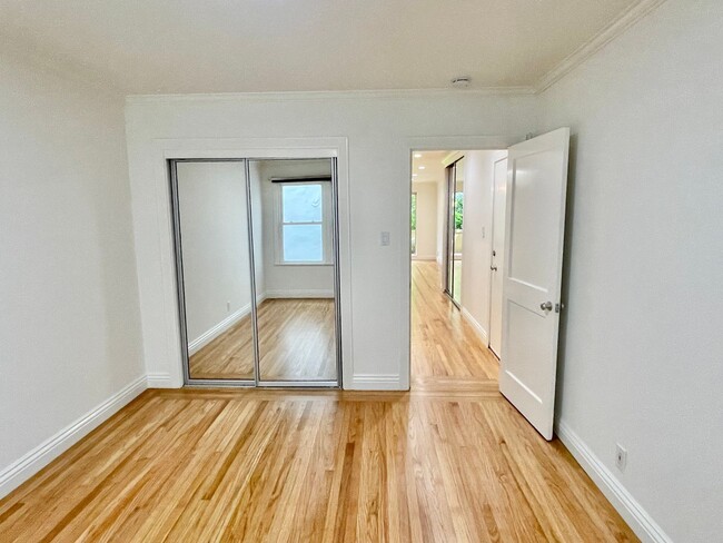 Building Photo - Prime Nob Hill Remodeled Condo, Private Ba...