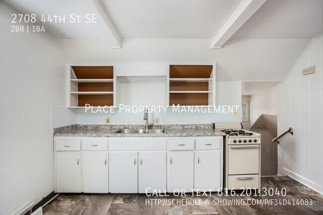 Building Photo - 2708 44th St Se - 2 Bed/1 Bath Upper Apart...