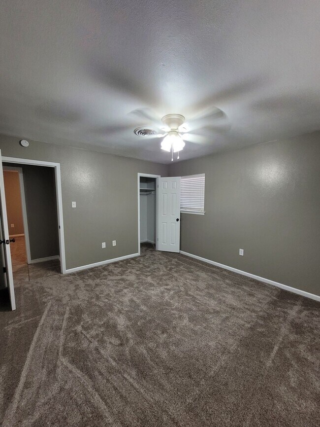 Building Photo - Move in ready 3 bed 2 bath home with 2 car...