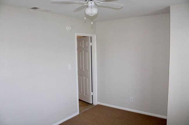 Building Photo - Cute 3Bedroom 1Bath Home Located Off Stockdale Hwy Centrally Located. Large Gated Yard. Gardner I...