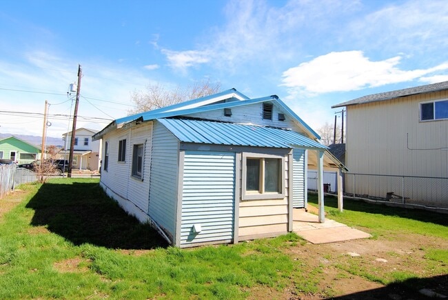 Building Photo - Rare 1 Bedroom House for Rent!