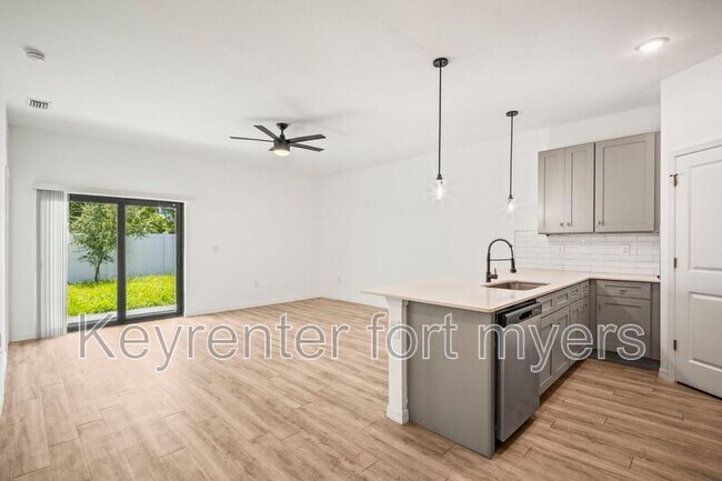 Primary Photo - 625 SE 13th Pl