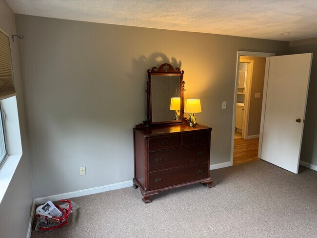 Building Photo - 2 Bedroom Condo for Rent - Tyngsboro