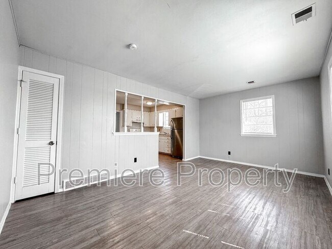 Building Photo - 908 E T C Lea Rd