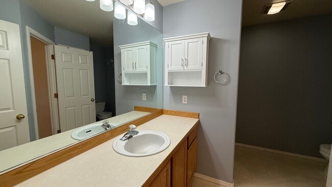 Building Photo - 3 Bed, 2 Bath Townhouse Between Elmore and...