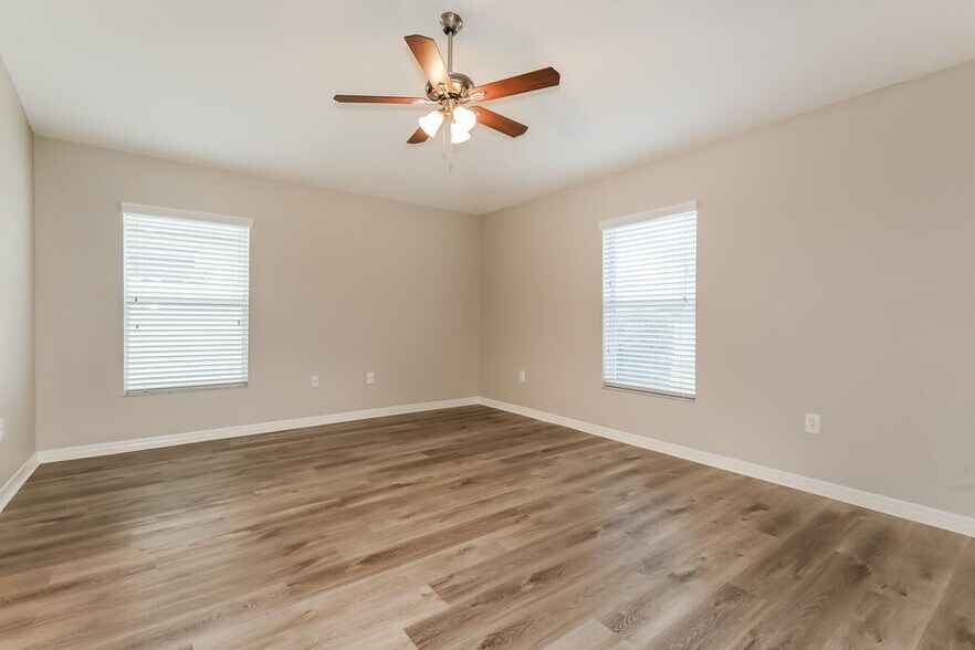 Building Photo - 1709 Oak Pond St