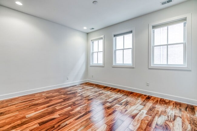 Building Photo - Old City Townhome