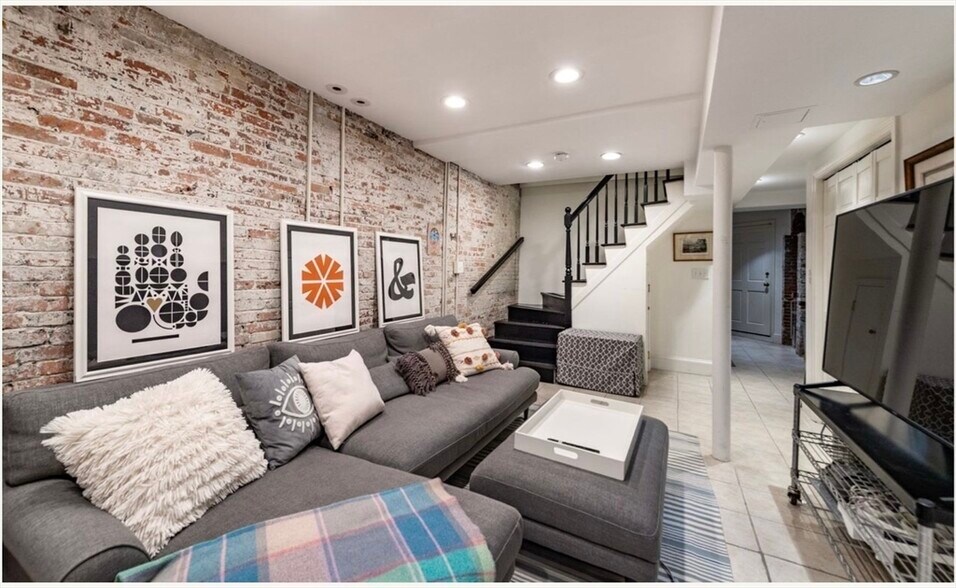 Building Photo - 22 Joy St