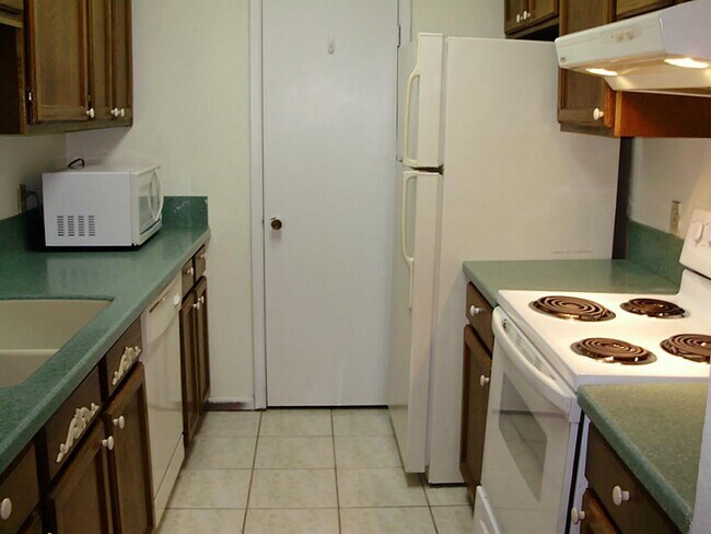 Building Photo - 17401 Red Oak Dr