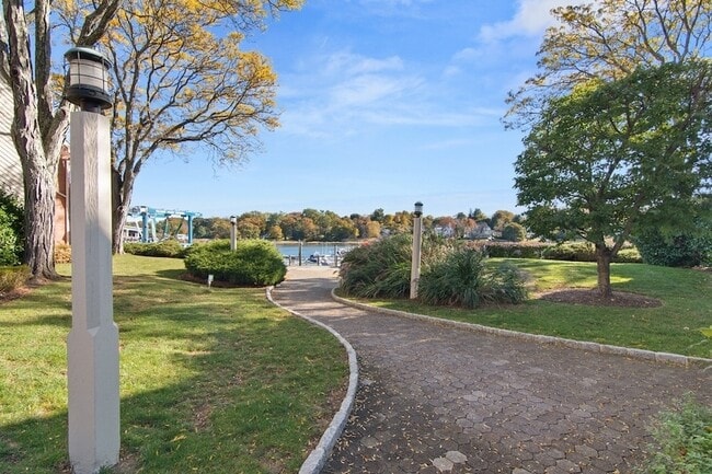 Building Photo - 7 River Rd