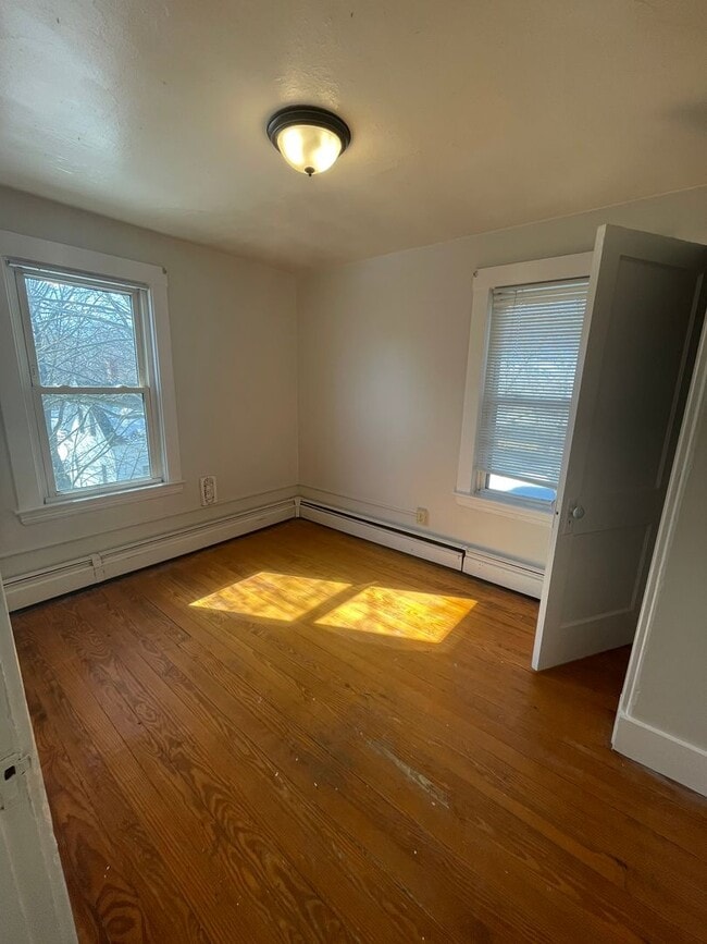 Building Photo - 2BR/1BA, WD Hookups, Parking!
