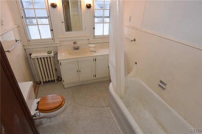 Building Photo - 2318 Genesee St