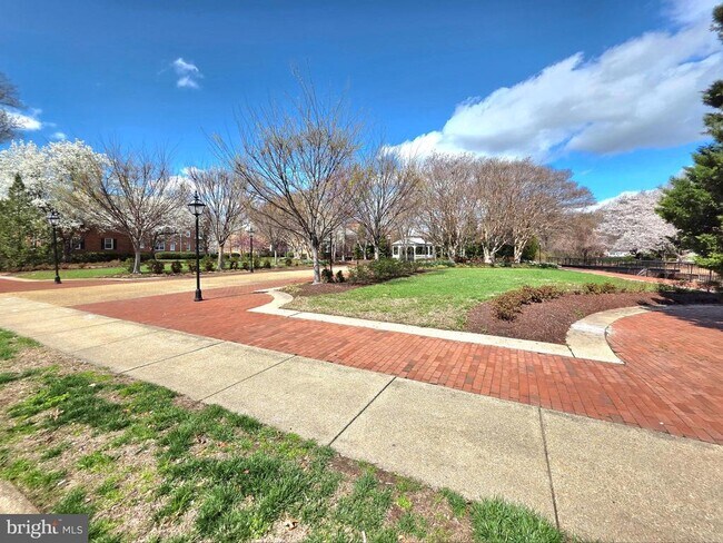 Building Photo - 6620 Boulevard View