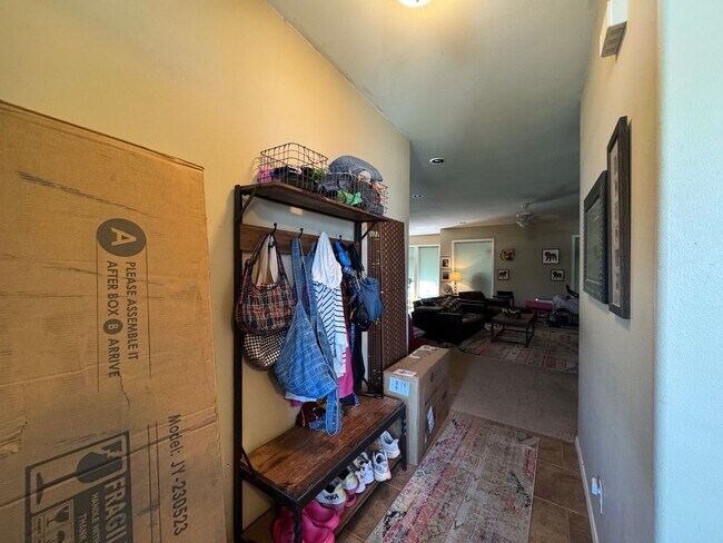 Building Photo - 3 Bedroom, 3 Bathroom House - Walking distance to the beach