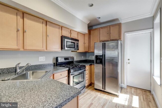 Building Photo - 1102 W Cross St