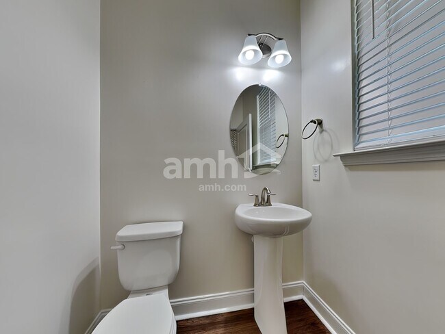 Building Photo - 8 Cherry St