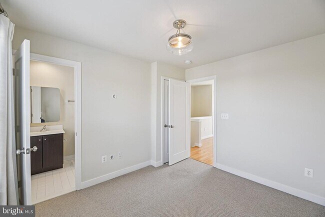 Building Photo - 5627 45th Ave