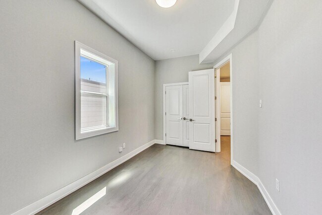 Building Photo - 2131 W Ohio St