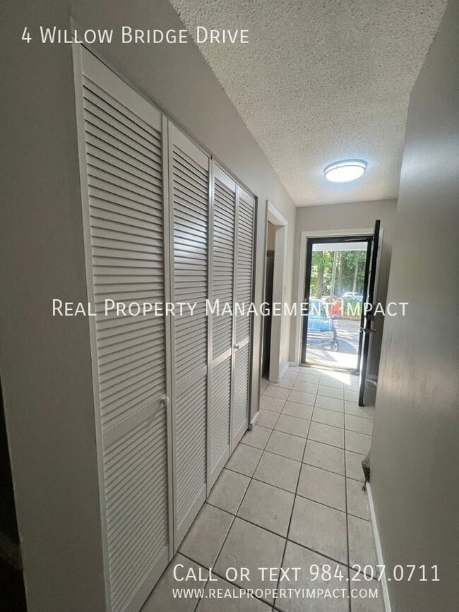 Building Photo - 4 Willow Bridge Dr