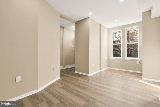 Building Photo - 1033 5th St NE