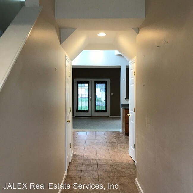 Building Photo - 3 br, 2.5 bath House - 2029 Powell Dr