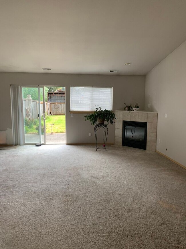 Building Photo - Spanaway Duplex