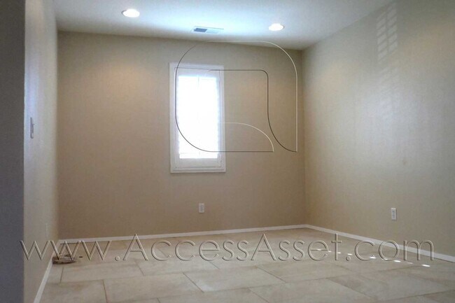 Building Photo - Beautiful Three Bedroom, Curb Appeal Home!