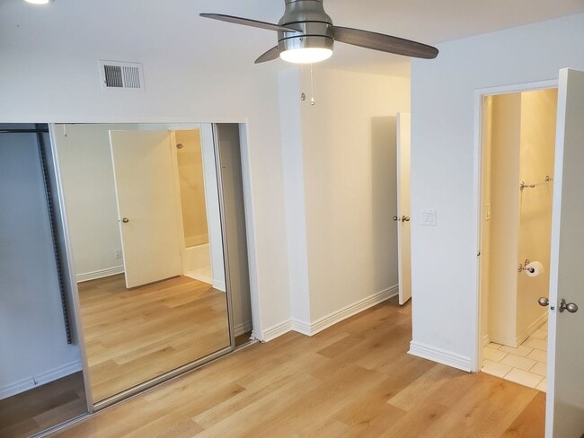 Building Photo - 2 BED + 2 1/2 BATH IN VENICE