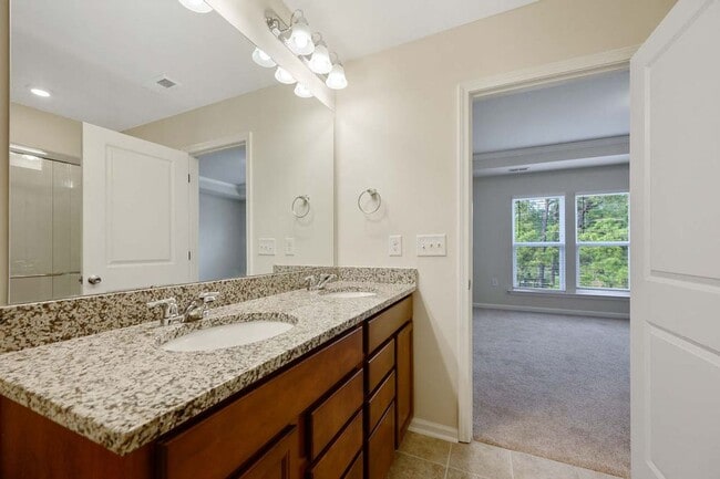 Building Photo - Roomy Townhome in RTP