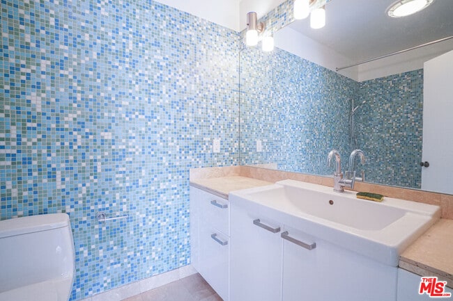 Building Photo - 1534 N Formosa Ave